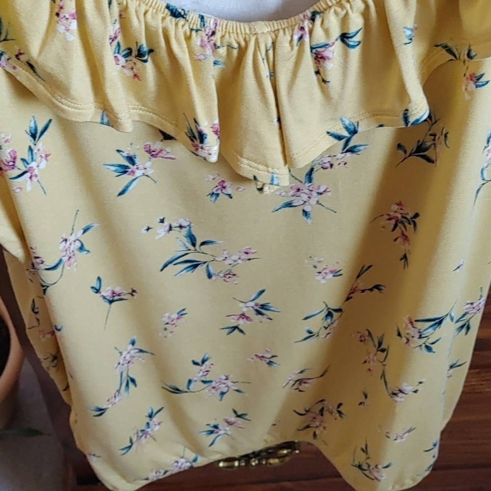 NWT Signature Reitmans Women's Pale Yellow Floral Top 2X - Picture 2 of 4